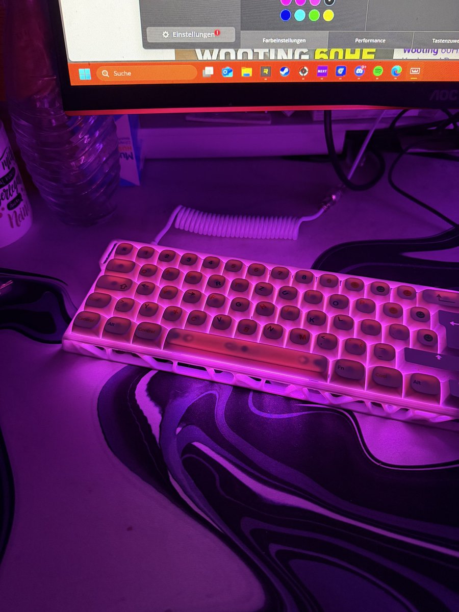 Verkaufe meine custom wooting 60 He +  und das coil cable für  180 quasi unbenutzt hab max 10 h Verpackung etc alles Vorhanden