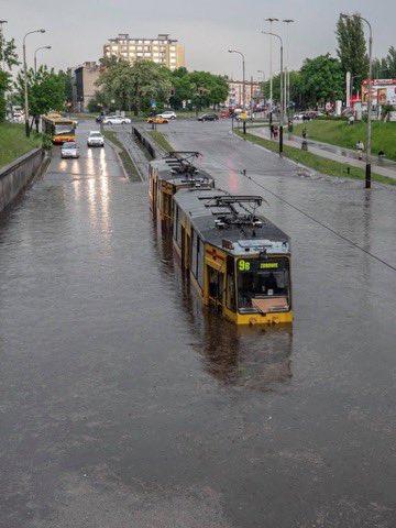 🌩️ Uwaga, burze i ulewy w Łodzi! 🌧️

Dziś wieczorem i w nocy prognozowane są silne opady deszczu, burze i porywisty wiatr.

🚫 Nie parkuj pod drzewami i na studzienkach
🌳 Nie wchodź do lasu
🌬️ Zabezpiecz ogród i balkon
🐾 Pamiętaj o zwierzętach