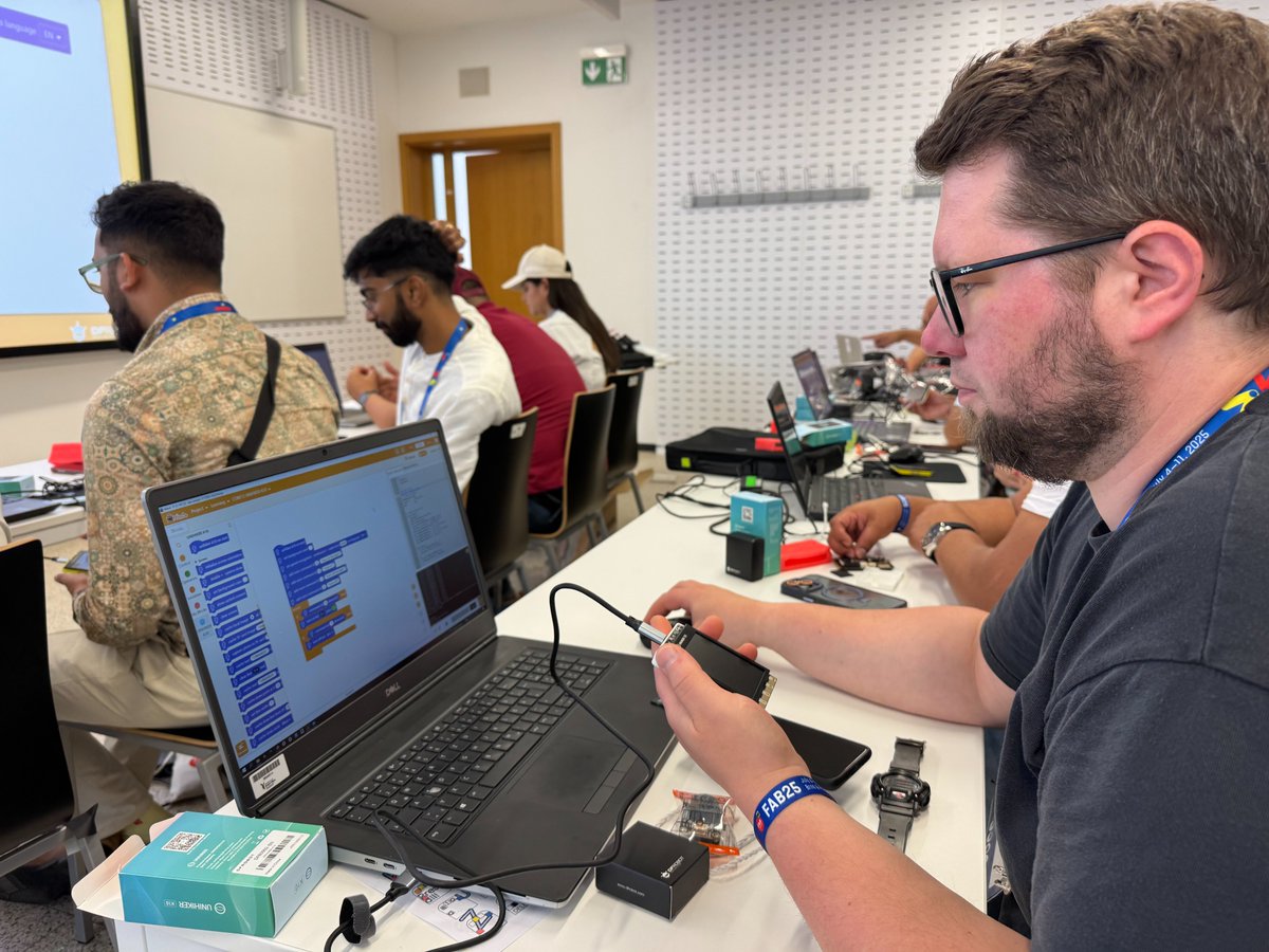 UNIHIKER's tweet image. Look at all the new friends UNIHIKER K10 made at FAB25! 🇨🇿🌍
What an inspiring and fun workshop with our amazing instructor @Rockets_cn
Thanks to everyone who stopped by — let’s keep building cool things together! #FabAcademy #Fab25 #FabLab #STEAM