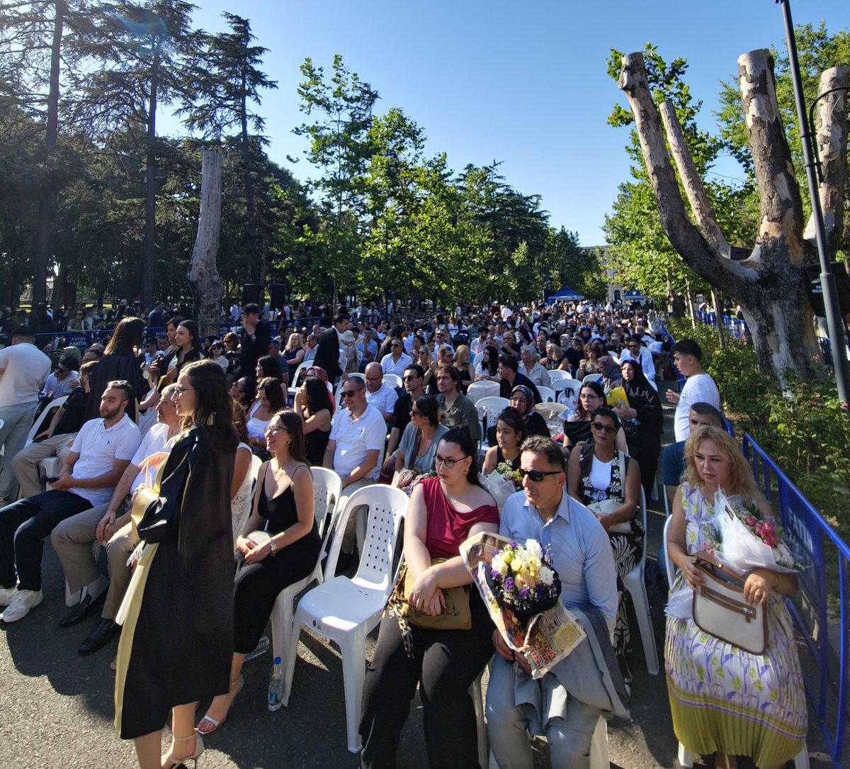 2025 Mezuniyet Törenimizi 7 Temmuz Pazartesi günü Merkez Kampüs bahçemizde gerçekleştirdik.
#İÜİletişim #İUMezun2025 #İstanbulÜniversitesi #GururZamanı #AileceBilim #BilimleGeleceğe #AileYılı2025 #MezuniyetCoşkusu #BilimleGeleceğe