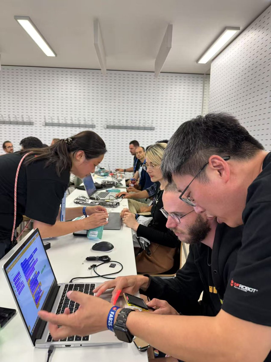UNIHIKER's tweet image. Look at all the new friends UNIHIKER K10 made at FAB25! 🇨🇿🌍
What an inspiring and fun workshop with our amazing instructor @Rockets_cn
Thanks to everyone who stopped by — let’s keep building cool things together! #FabAcademy #Fab25 #FabLab #STEAM