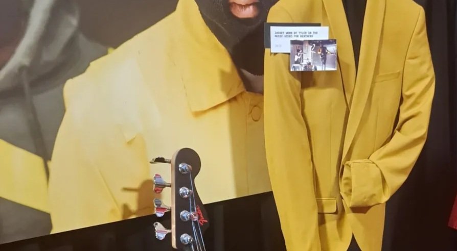 I need help, does anyone that went to the FPE have a picture where the image of Tyler and Josh in the background is fully visible?