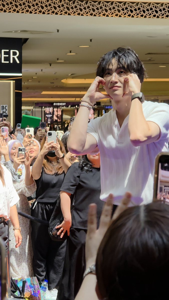hhhnisha's tweet photo. Sexy and Cute 😁

#GOT7 #JayB #JayBinMY #JayBinKL #LaRochePosay #LaRochePosayMY #AntheliosAntiDarkSpots  #StopTheSpots #LaRochePosayMYxJAYB @jaybnow_hr https://t.co/fR4In3MB0z