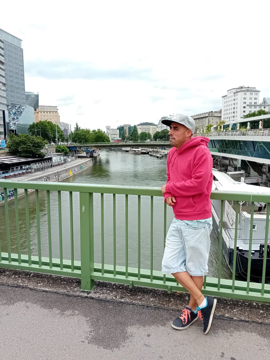 per82351's tweet photo. Desconectando en Viena, con la mejor compañía: mi familia.
Entre canales, cafés y paseos, también se cuela la inspiración para la próxima historia.
A veces, parar es el primer paso para seguir creando.
#Viena #EscritorEnRuta #ElImaginarioDeJaro #Inspiración #ViajarEsVivir https://t.co/gy6fy6ULfP