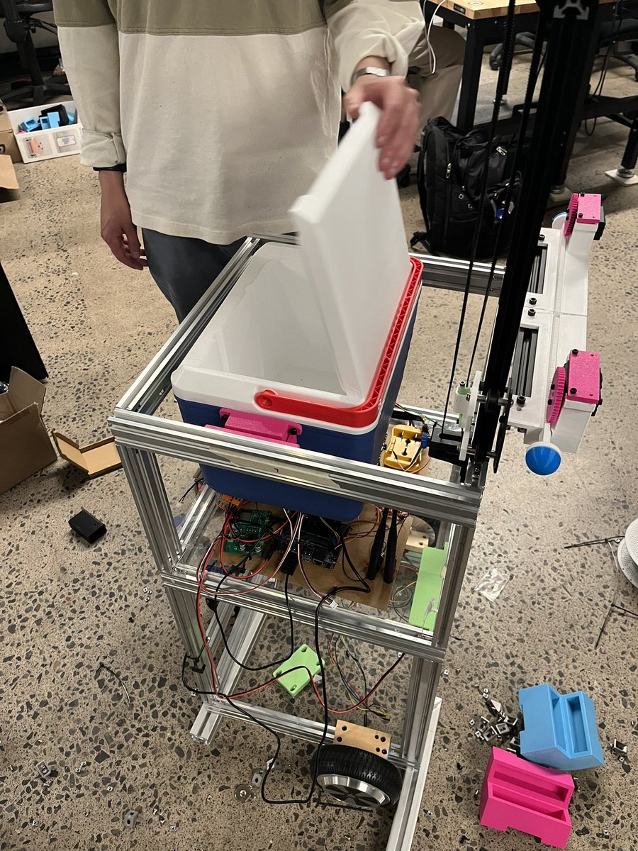 Sajeel_Purewal's tweet image. Payload delivery robot loading…