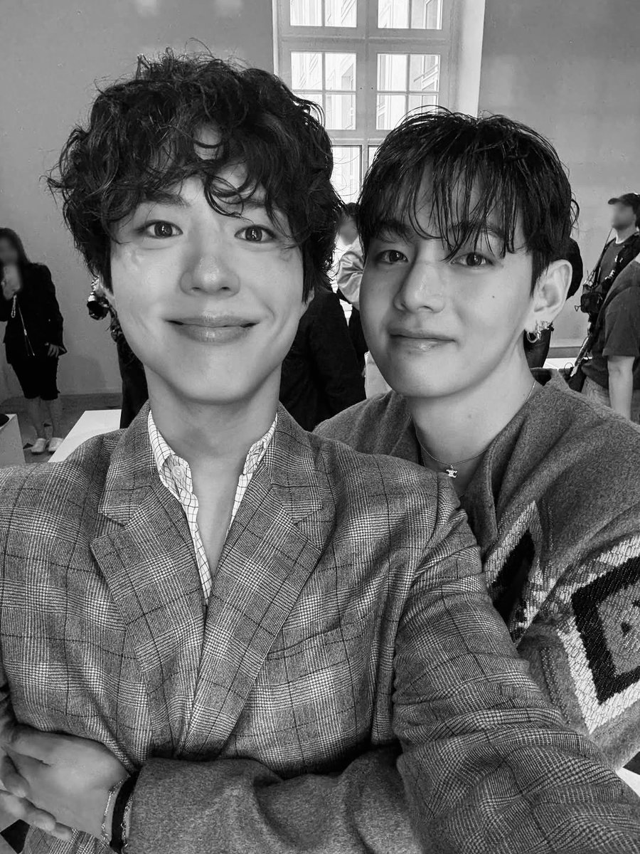 ofthevi's tweet image. Hugs, smiles, and unspoken warmth — the kind of bond that speaks louder than words 🤍📷