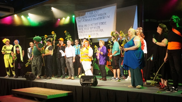 Vlaggen uit en toekomstplannen aan: scholieren vieren hun diploma -  arenalokaal.nl/l/51057