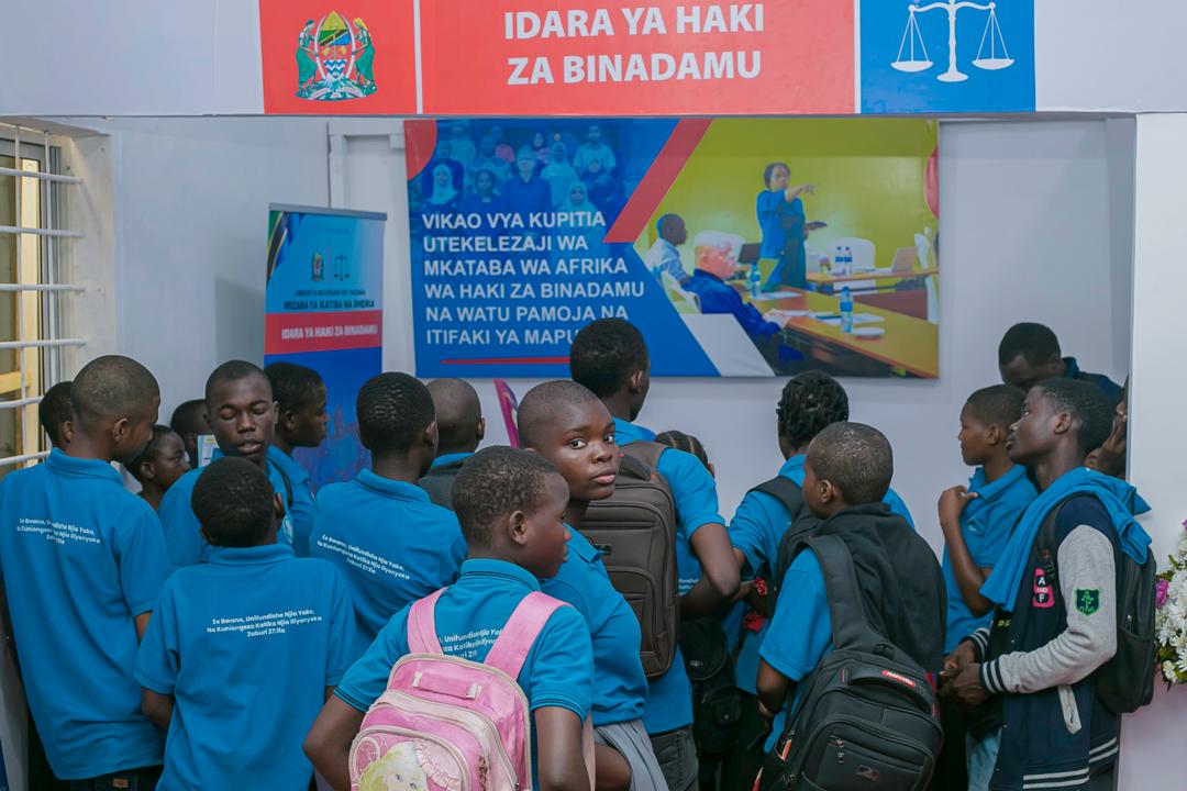Limaharajr's tweet photo. Huduma ya kisheria kwa wote β wageni na wananchi wamejionea haki ikiletwa karibu! Kupitia Mama Samia Legal Aid CampaignποΈβοΈ#Nchiyangufurahayangu #Nchiyangukwanza #SioNdotoTena #SisiNiTanzani #Matokeochanya #Katiba_sheria #MsLAC #DrSSH https://t.co/ybsxFwHImB