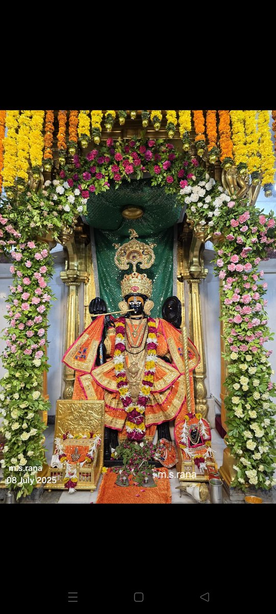 *"जितना हो सके*
*खामोश रहना सीखो*
*क्योंकि...*
*इंसान से सबसे ज्यादा*
*गुनाह जुबान ही*
*करवाती है!"*