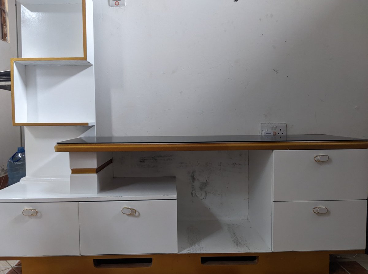 Hisense smart tv inchi 43  ina miezi 5tu nauza 440K

Show case imetumika miezi 5
Bei 190K