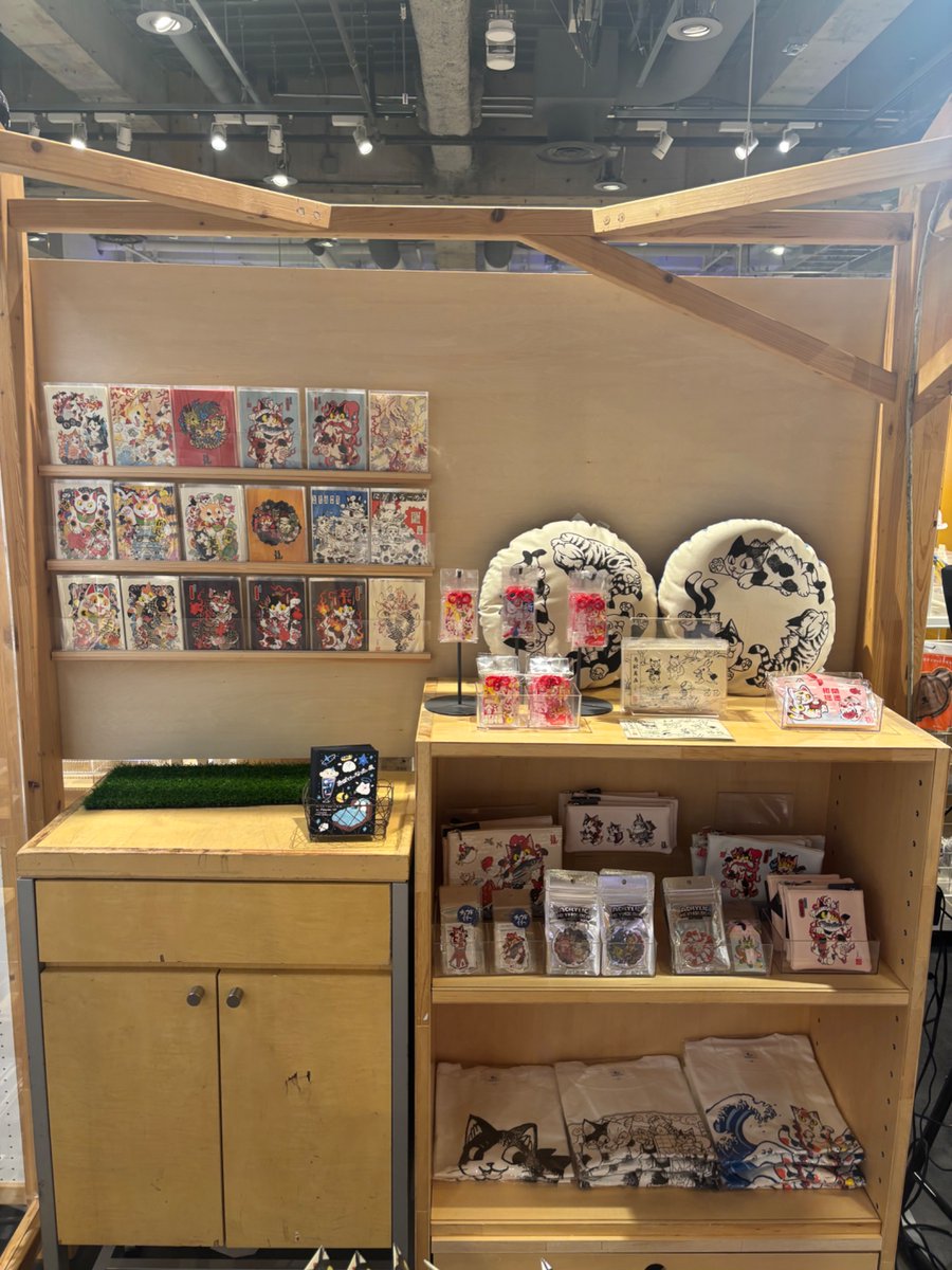 FEWMANY_SHIBUYA's tweet image. 本日から開催!
小夏屋(@konatsu_ya )の個展「小夏屋 妖怪獣展」が渋谷ロフト6階 FEWMANY SIBUYA LOFT GALLERYで開催中!
原画作品やカスタムソフビなどに加え、新作のソフビも販売しています!
【開催期間】
7月8日(火)〜7月21日(月・祝)
(原画作品・カスタムソフビは抽選により販売いたします)