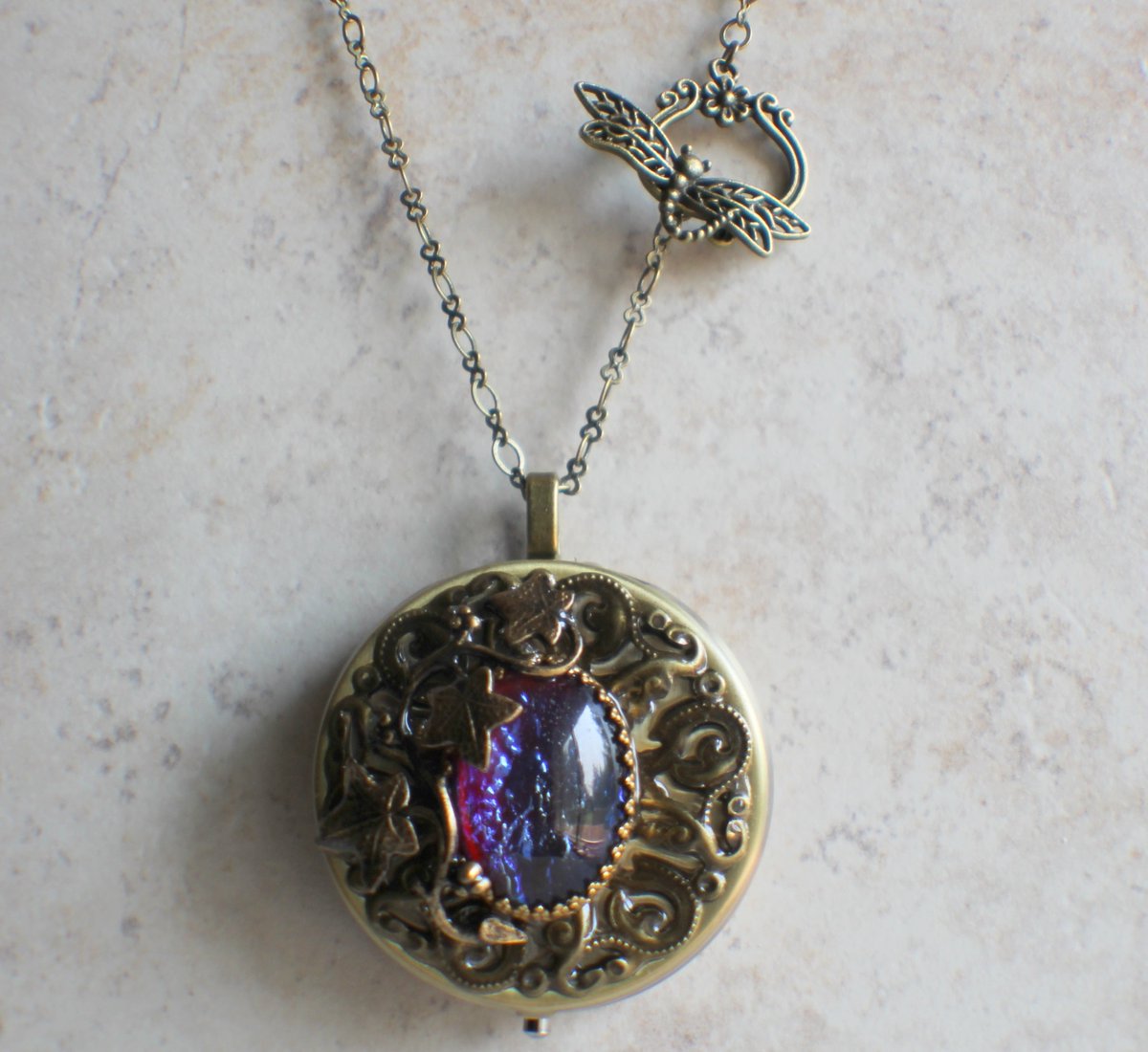 #jewelry #Giftforher Round Dragons Breath, Music Box Locket
$130.00
Get here bit.ly/3w2eZzp