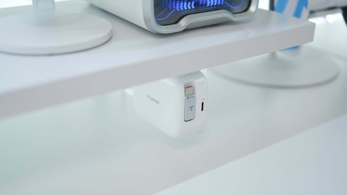 sochablo's tweet image. TORRAS様(@TORRAS_JP)より自動巻き取り式充電器『FlexLine』をご提供いただきました✨

一度デスクに置くともう手放せません!!

✅詳細はブログで✅
sochablo.com/torras-flexlin…

※デスク＆外出の両刀使い用に取り付け方を考えてみました！もっといい取り付け方があればぜひ🙏

#PR #TORRAS #desksetup