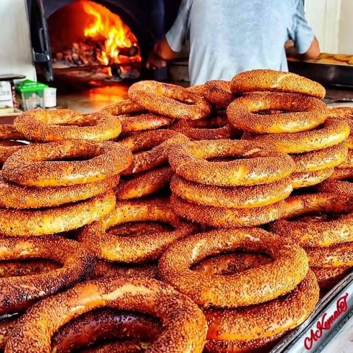 Odun ateşinde pişen "gara fırın" simitini aldık. Kim çay ısmarlar? 😊