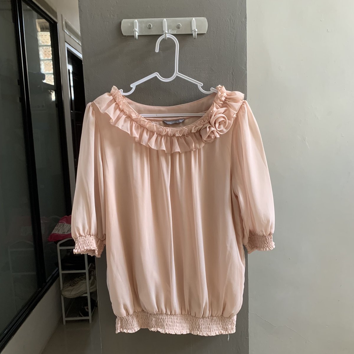 fromthiscloset's tweet photo. Soft Pink Blouse by St. Yves
45 ribu

Size S
Panjang 58 cm
LD up to 98 cm
Dalemnya ada furing-nya, tapi bagian tangan transparan ya alias no furing

https://t.co/YGbIzP1anQ https://t.co/BHtg0p3Mr9