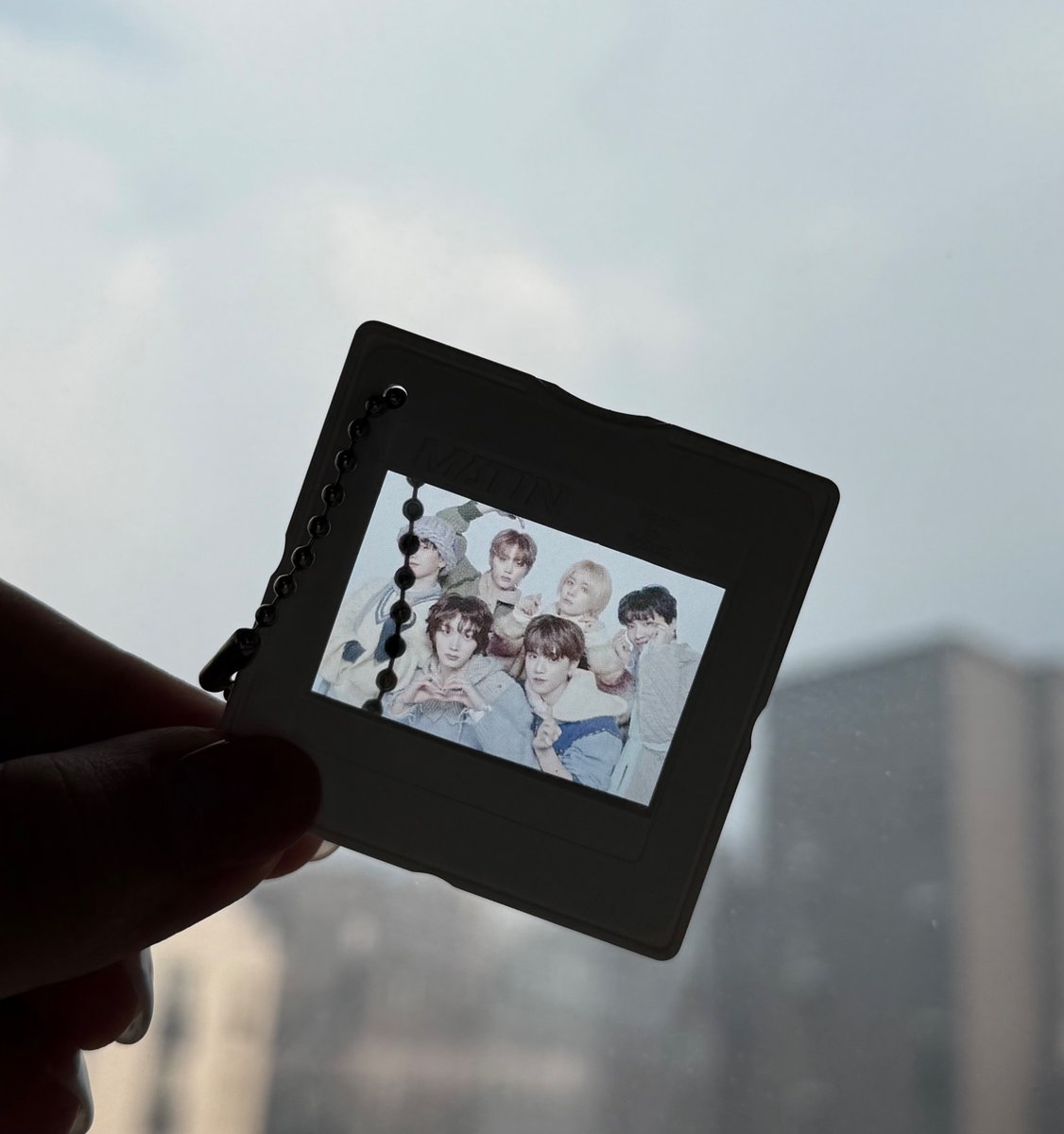 𝑩𝑶𝒀𝑵𝑬𝑿𝑻𝑫𝑶𝑶𝑹 𝑻𝑶𝑼𝑹 ‘𝑲𝑵𝑶𝑪𝑲 𝑶𝑵 𝑽𝒐𝒍.1’ 𝑭𝑰𝑵𝑨𝑳 
ʚ보넥도 콘서트 나눔ɞ
{필름 마운트 키링}

날짜 : 7/25(금) 첫콘, 7/26(토) 중콘 [총 2일]

수량 : 양일 각각 [50개] 도안 랜덤

인증 : #rt + 하트

시간 및 장소는 당일 트위터 타래로 공지해드려요 :)