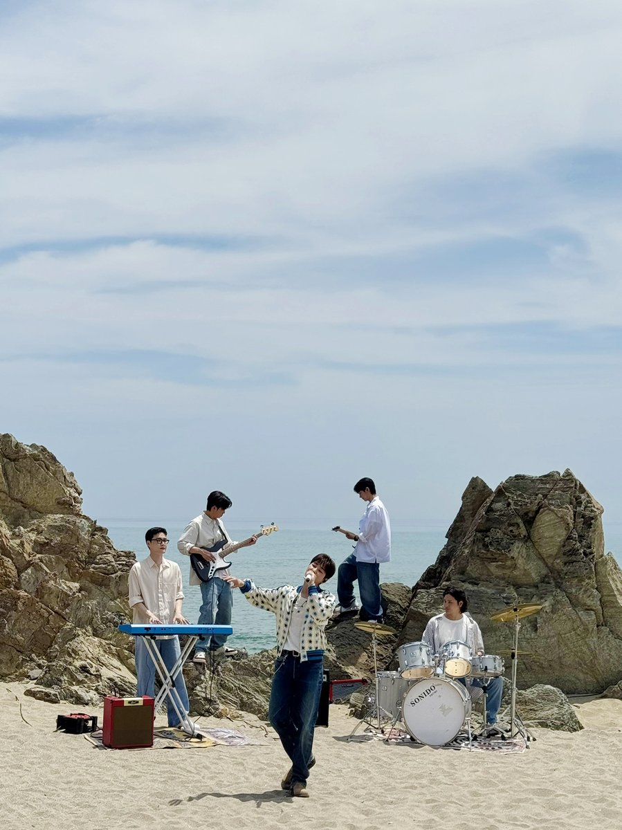 superbellcom's tweet photo. 뜨거운 태양☀️과 시원한 바다🌊를 모두 품은 #딘딘

#DINDIN #태양은가득히 #슈퍼벨컴퍼니 #superbellcompany #superbell #SBC https://t.co/MCve39GJJL