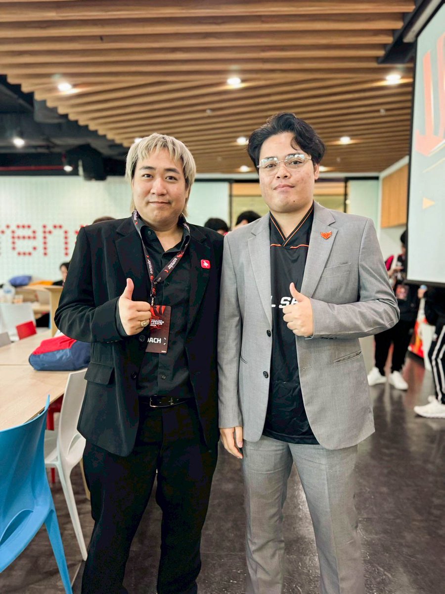 เจอกันรอบ 8 ทีมครับโผ้มมมม 🔥
ขอบคุณทุกแรงเชียร์ของชาว FENCE ที่เป็นกำลังใจสำคัญคอยเติมพลังให้กับน้อง ๆ เสมออ
ลุยกันต่อวันที่ 10 นี้คับ!! 💪🧡

#FULLSENSE #FSRoV #FSFLYHIGH #APL2025
#ไทยโคโค่ #moochiepetfood #CtrlG