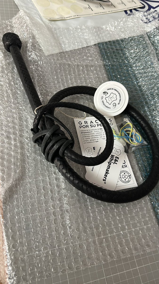 Ya lo tiene en sus manos el Caballero <a href="/HardUniversity/">HardSmUniversity 7.4K</a> que lo disfrute! 
Bull Whip de 4’ en piel de canguro 
#bullwhip #canguro #eylwhipmakers #handmade #hechoamano