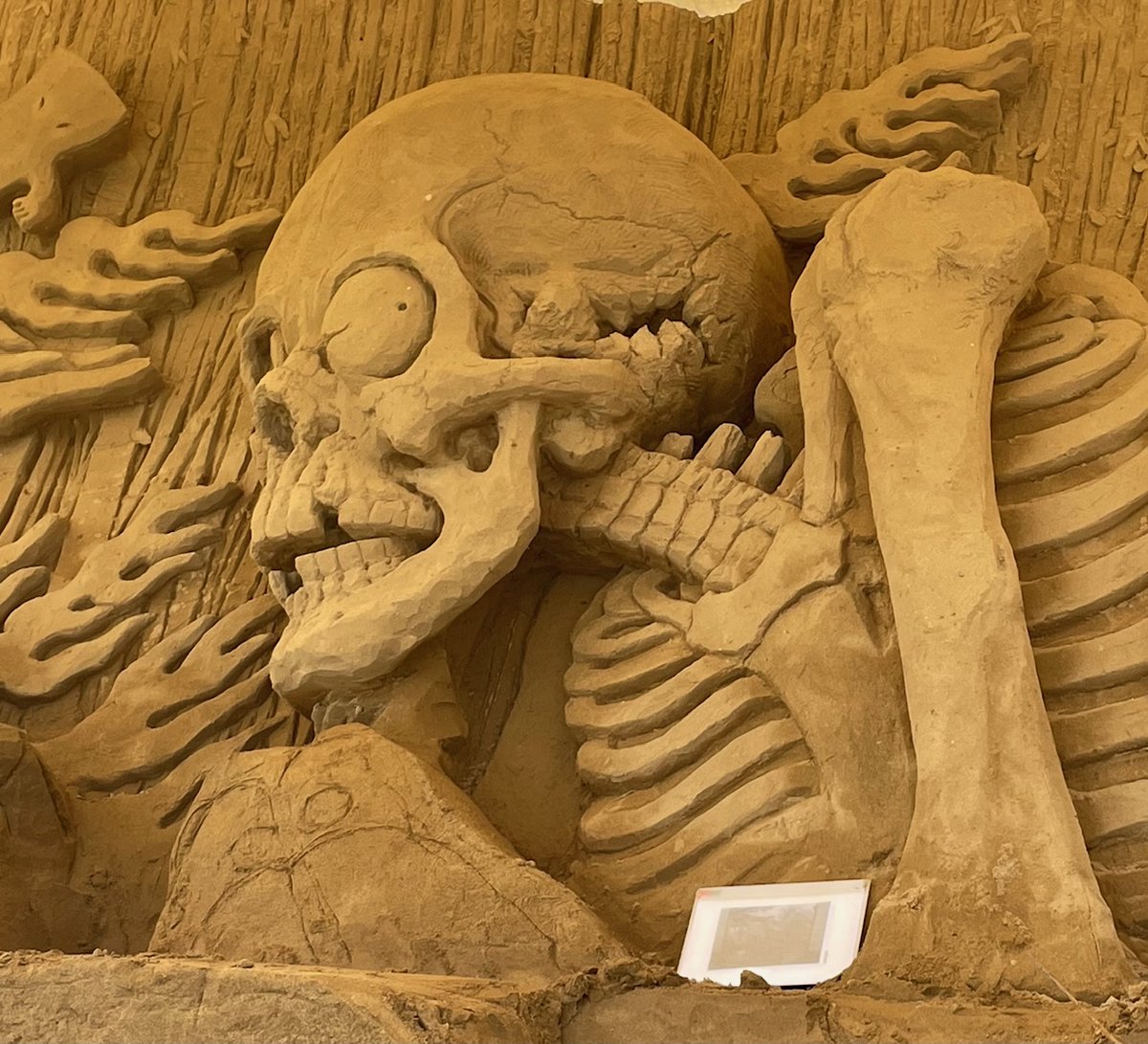 この夏は砂像の妖怪‼️ 鳥取砂丘にある砂の美術館（鳥取市）の展望広場