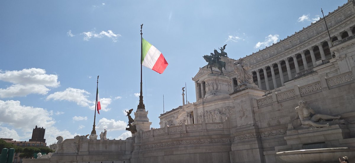 L'unico posto dove resiste il Tricolore senza manti della Madonna e tribù di Israele di fianco.