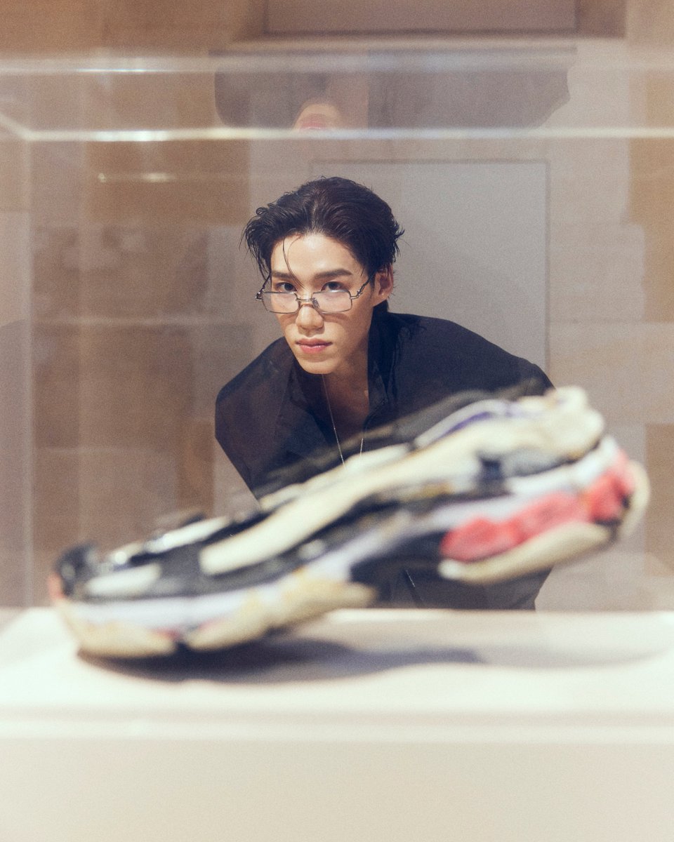 แบรนด์แอมบาสเดอร์คนสำคัญของ Balenciaga พีพี กฤษฏ์ อำนวยเดชกร ปรากฏตัวที่นิทรรศการ Balenciaga by Demna ซึ่งจัดขึ้น ณ สำนักงานใหญ่ของ Kering ภายในอาคารประวัติศาสตร์ Laennec บนถนน rue de Sèvres หมายเลข 40 กรุงปารีส