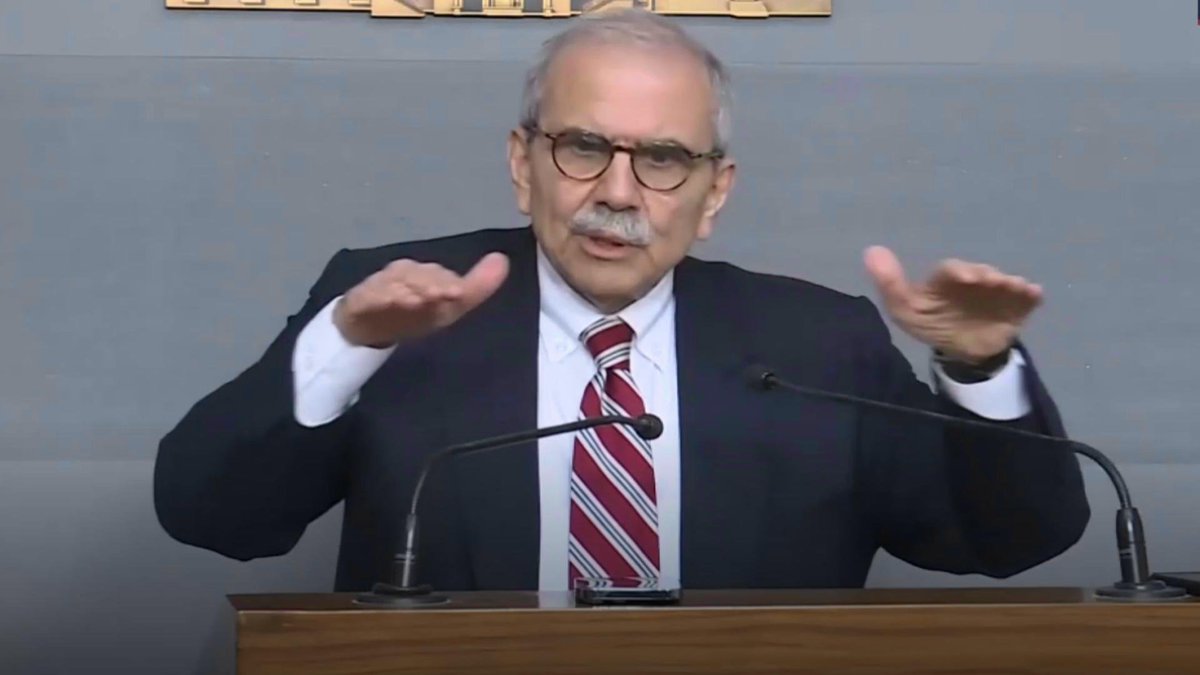 دولة الرئيس #نواف_سلام يقول انو "حصرية السلاح بيد الدولة اللبنانية وعليها وحدها استعادة قرار الحرب والسلم ويجب أن يكون حصريًا بيد الدولة اللبنانية، دون أي شراكة مع أحد"

طيب كيف فينا نشوف استعراض مسلح بشوارع #بيروت؟

#سلم_السلاح