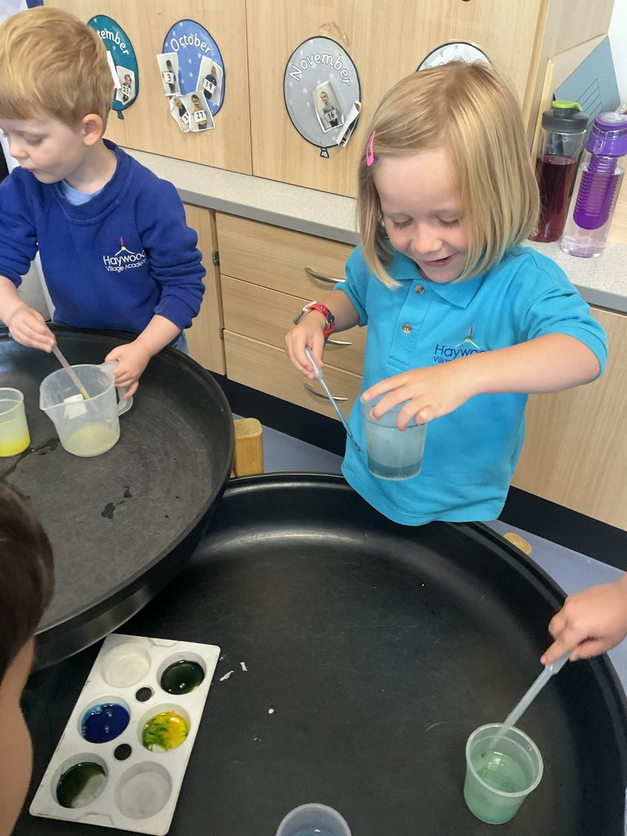 Today in Apple class we have been perfecting our fine motor skills and exploring colour mixing with food colouring and pipets.