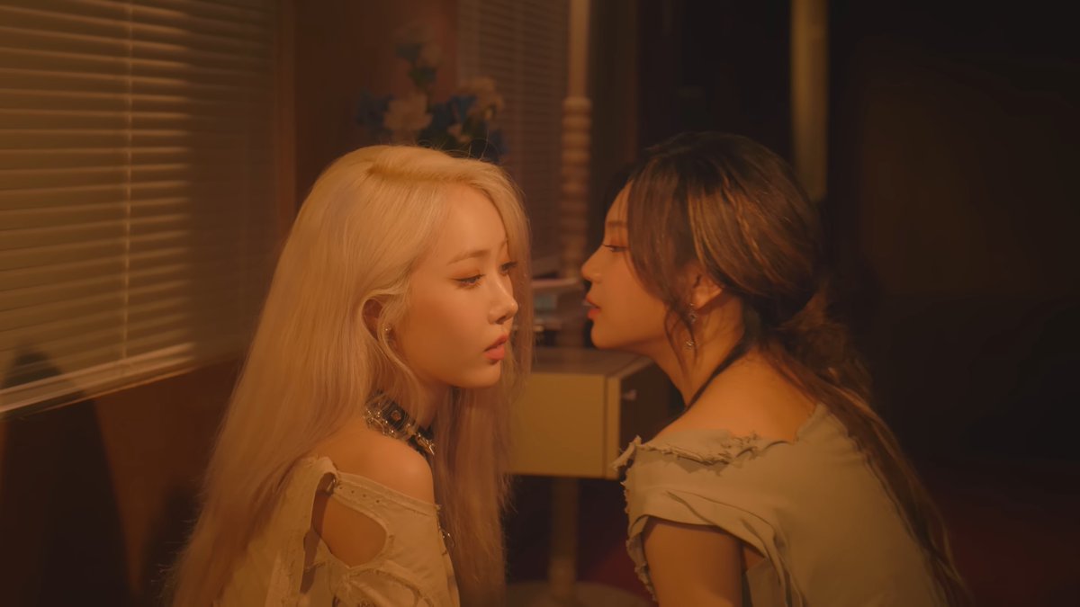 UMJIPROD's tweet photo. just what’s happening between umji and sinb in every viviz mvs 😭 https://t.co/YVjSEmEv5M