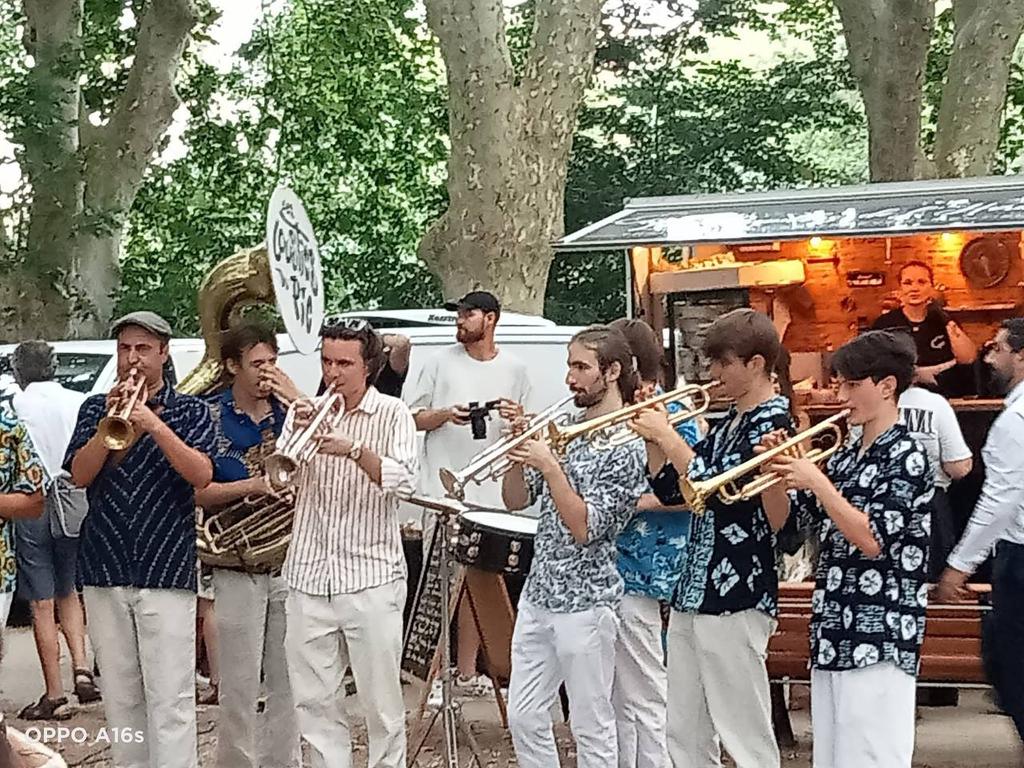 Radia_Tikouk's tweet photo. Vendredi soir au Parc Rimbaud, en tant que référente et représentante de Génération Écologie sur le territoire je suis ravie d'être aux côtés de cette majorité pour Montpellier. Ce moment a été une véritable célébration de notre action politique soulignant tout ce que nous avons accompli ensemble pour notre ville.
En tant que femme d'action je suis pleinement consciente des défis qui se présentent à nous et de l'urgence d'une réponse politique forte. Dans un contexte sociopolitique compliqué, souvent marqué par des alliances peu cohérentes je reste déterminée à avancer avec clarté et conviction. Nos initiatives dans les quartiers ne sont pas de simples promesses mais des actes forts qui illustrent notre engagement pour une transformation réelle et durable.
Nous agissons pour Montpellier avec une vision claire et relever les défis sociétaux qui nous attendent pour défendre l'écologie au cœur de nos politiques et bâtir un avenir meilleur. Notre détermination à faire entendre nos valeurs et à travailler pour l'intérêt général est essentielle dans cette période complexe. 
Continuons à bâtir une ville solidaire, inclusive et écologique.
@GEcologie3M