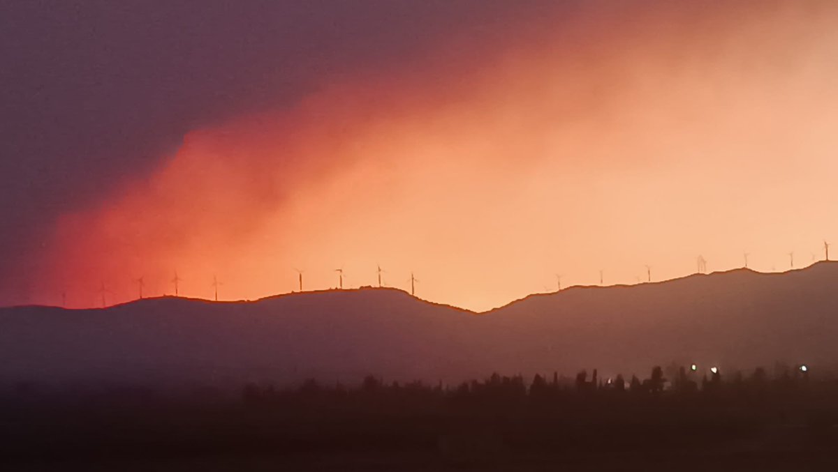 Anar-te a dormir amb aquesta estampa desde la finestra i amb el mòbil aprop per si sona l'alarma mentres a tv3 fan una sèrie sobre la terra que crema. Desperto amb pudor, fum a l'aire i cendra al terra. Engego RAC1 i nomes escolto disbarats. Quan vius aquí ho entens tot. #IFPaüls