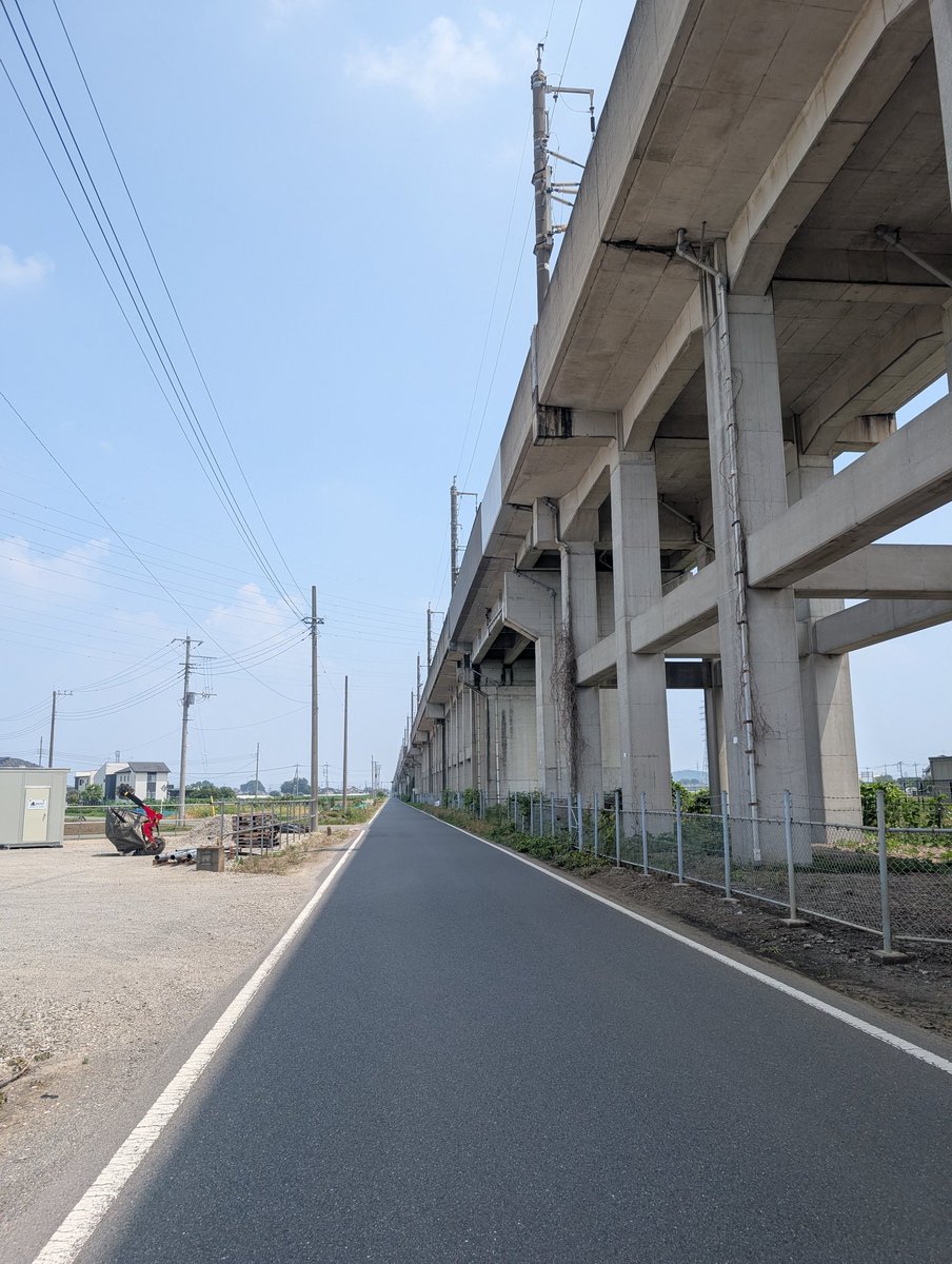 田舎民サイクリストの特権。
「どこまでも続く新幹線の高架が作り出した日陰」
これに出くわすだけで楽に走れる。