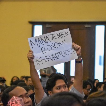 updatesjekeyti's tweet photo. Fans are holding a “MANAJEMEN BOSOK!! #FufuritsuOut” sign in the crowds in Jogja now.

Deserved. #ALLINTOUR2025 https://t.co/pSbiiPGTpV