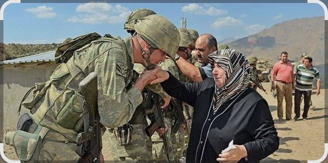 Bir pencere aralanır
Bir bayrak dalgalanır 
Bir anne evladından 
Bayrak inmesin diye ayrılır. 
Güzel günlere DOSTLAR 
#sehitlerimiz