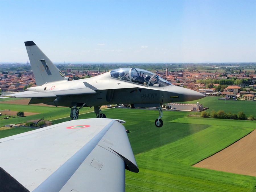 NATO_AIRCOM's tweet image. Pilots from 🇩🇪🇬🇷🇮🇹 & Global Partners 🇦🇹 🇸🇬 complete advanced flying training at the International Flight Training School in 🇮🇹
International defence cooperation maintains NATO's collective defence & the integrity of NATO airspace
Read more: ac.nato.int/archive/2025-2…