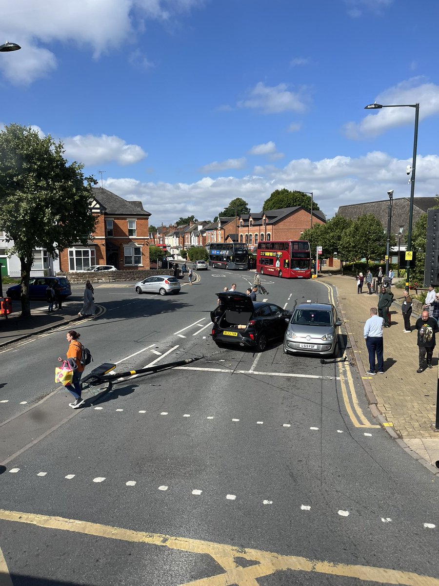 If you are travelling around Kings Heath today you may want to avoid the Vicarage Road junction as the lights are out and this incident has occurred. Imagine it’s going to impact traffic and bus services severely <a href="/nxwestmidlands/">NX West Midlands</a> <a href="/WMRoads/">West Midlands Roads</a>