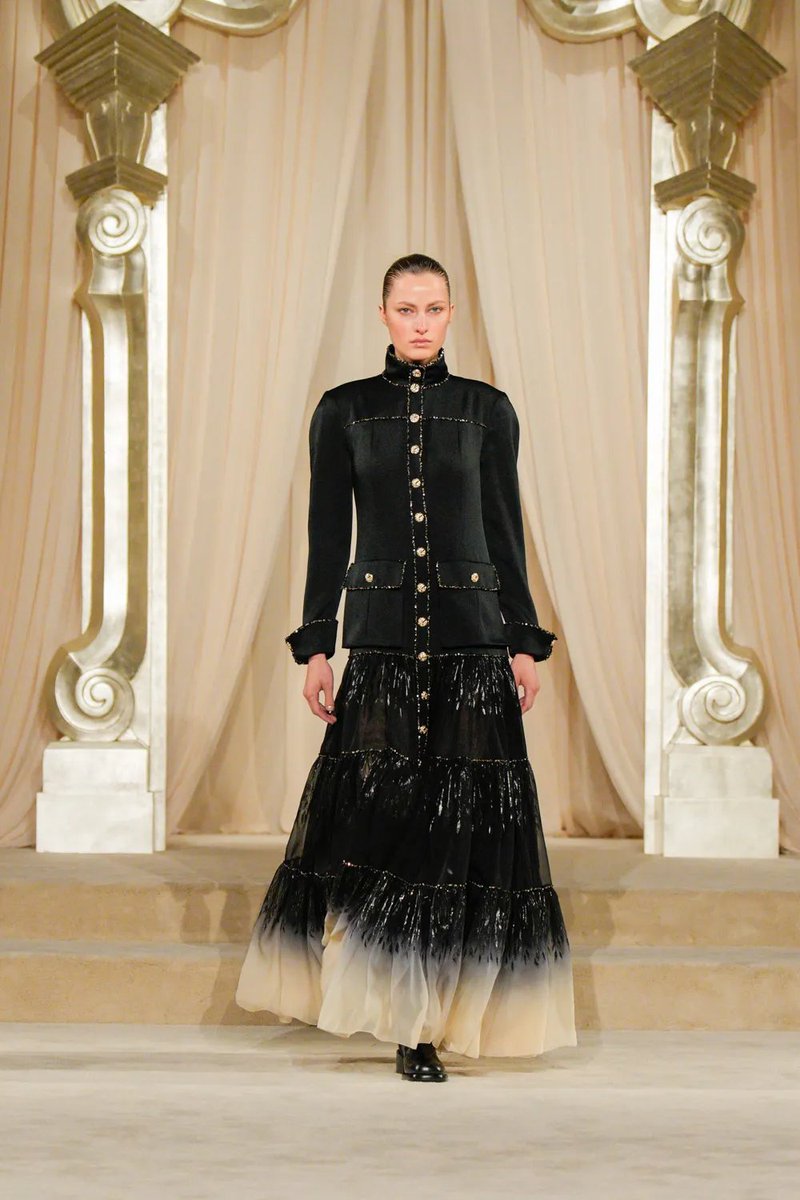 Good morning with ✨Chanel✨ Fall/Winter 2025 COUTURE — a thread on ALL the looks.🪡🧵

PS: love the closing looks and color dégradé!