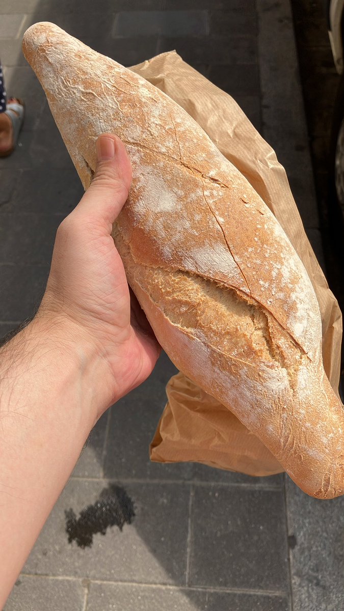 star2024's tweet image. Això se suposa que és una barra de quart toveta per una senyora gran. Forners de Tarragona, sou uns merdes.