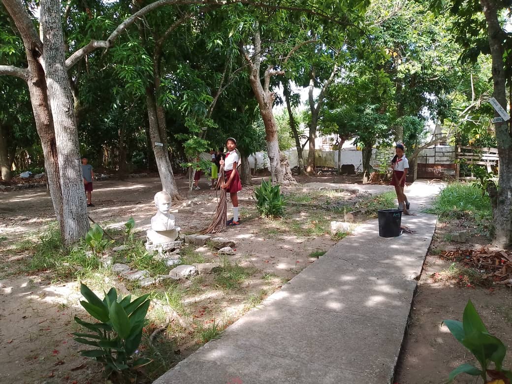 Alumnos de 6to grado en actividades de la FAPI, para embellecer nuestro "Bosque Martiano" <a href="/CubaMined/">MINED</a> <a href="/dpevillaclara/">DGEP Villa Clara</a> <a href="/dmesantaclaravc/">DGE Santa Clara</a>