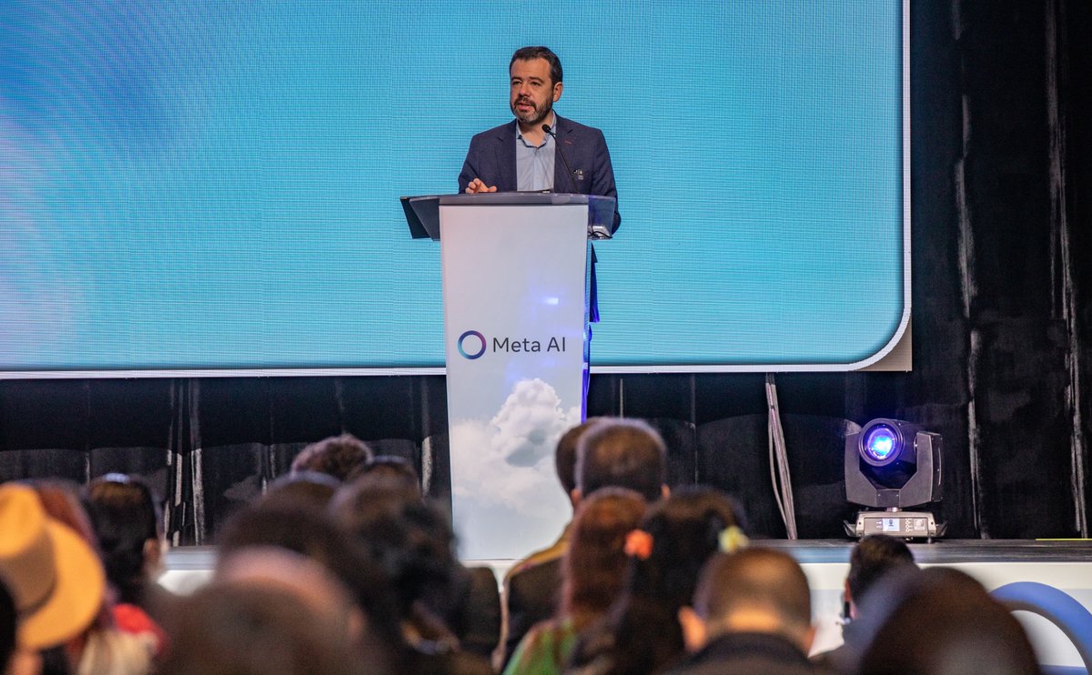 MetroBogota's tweet photo. Inicia oficialmente #MetaDayColombia 🤝
Más de 800 emprendedores se forman hoy en herramientas de @Meta, inteligencia artificial y estrategia digital para sus negocios.
#AquíSíPasa En Bogotá, mi ciudad, mi casa, apostamos por una economía más fuerte y conectada. https://t.co/cY0xRF949j