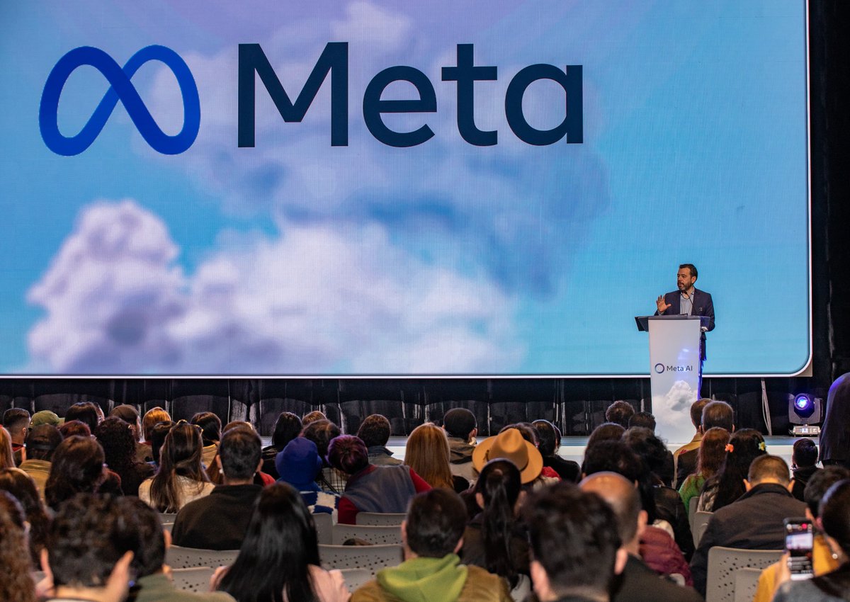 MetroBogota's tweet photo. Inicia oficialmente #MetaDayColombia 🤝
Más de 800 emprendedores se forman hoy en herramientas de @Meta, inteligencia artificial y estrategia digital para sus negocios.
#AquíSíPasa En Bogotá, mi ciudad, mi casa, apostamos por una economía más fuerte y conectada. https://t.co/cY0xRF949j
