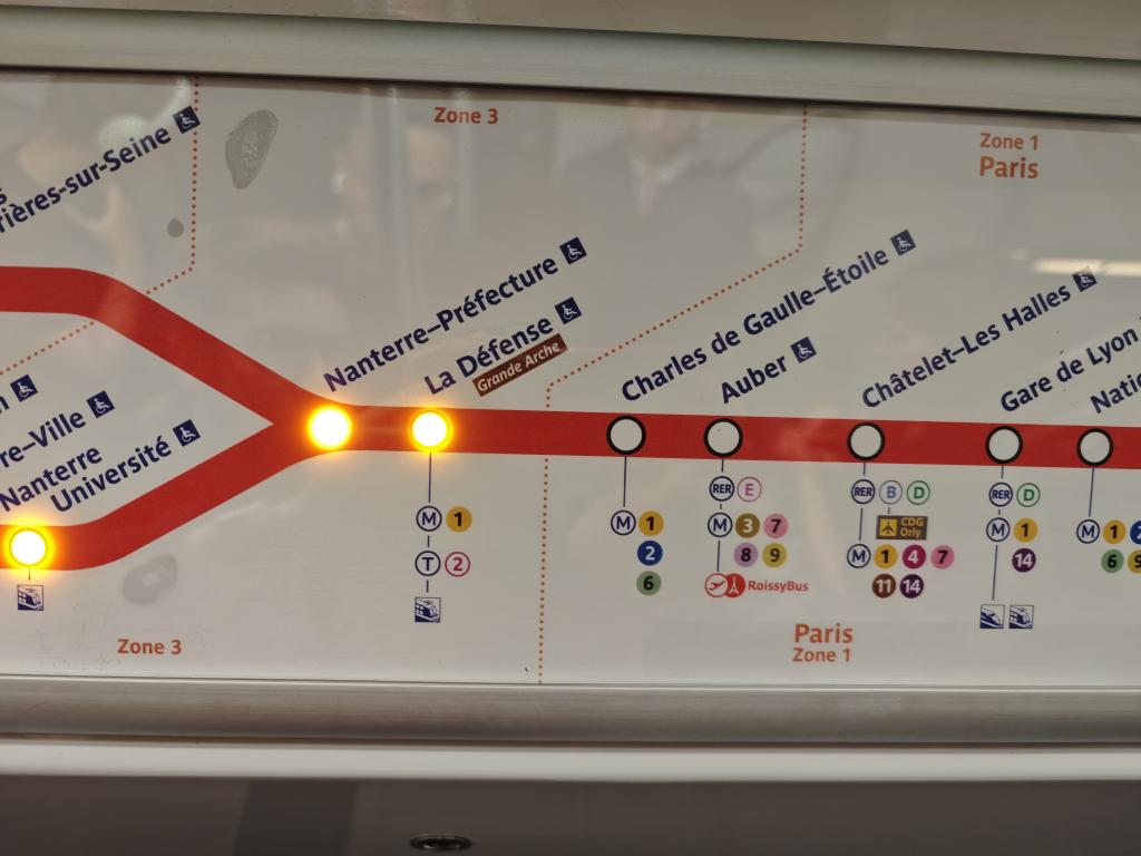 Coucou <a href="/RER_A/">RER A</a> ! Tite question : sur le plan au-dessus des portes, pourquoi la correspondance avec le <a href="/RERE_SNCF/">RER E</a> n'est pas indiquée à La Défense aux côtés de la ligne 1 du métro et du tram T2 ?