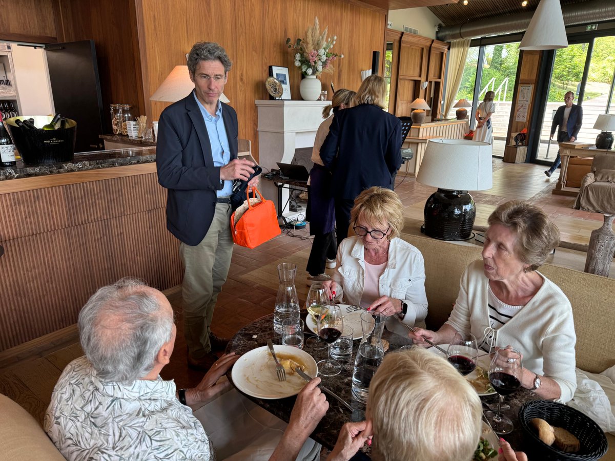 instituthds's tweet image. 🌞 Ce mardi 8 juillet, @dlarghero, Vice-président des @hautsdeseinefr et Maire de @VilledeMeudon, était aux côtés des seniors de #Meudon et de #FontenayAuxRoses pour la 3ème journée de la campagne #SourireDEté.

Un moment chaleureux et convivial au restaurant Les Roseaux, au cœur…