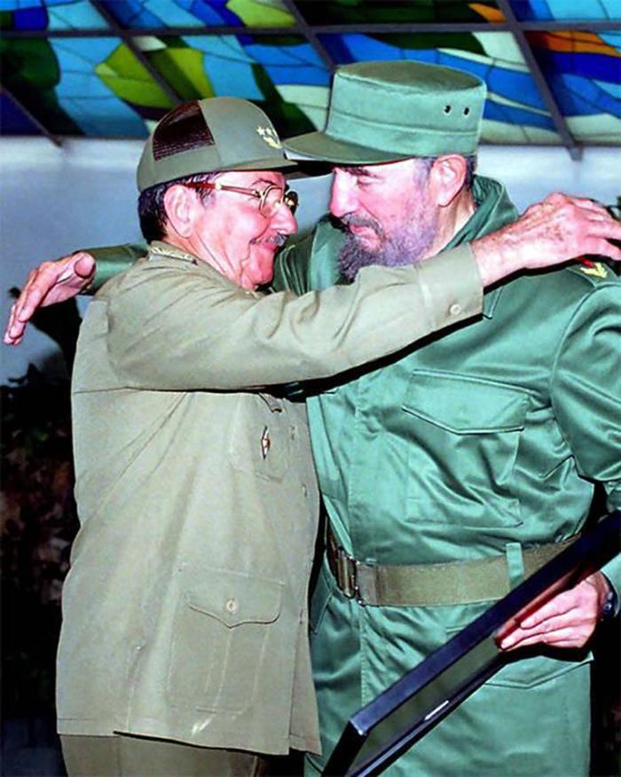 #Raúl: "(...) #Fidel está dondequiera que se trabaje (…), dondequiera que un cubano se encuentra laborando honradamente, dondequiera que un cubano, sea el que fuere, se encuentre haciendo el bien. Dondequiera que un cubano, sea el que fuere, esté defendiendo la Revolución".
