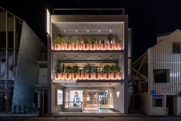 Premiere in Tokio: Guess Jeans eröffnet ersten Flagship-Store in Asien ow.ly/s1EO106f7TS