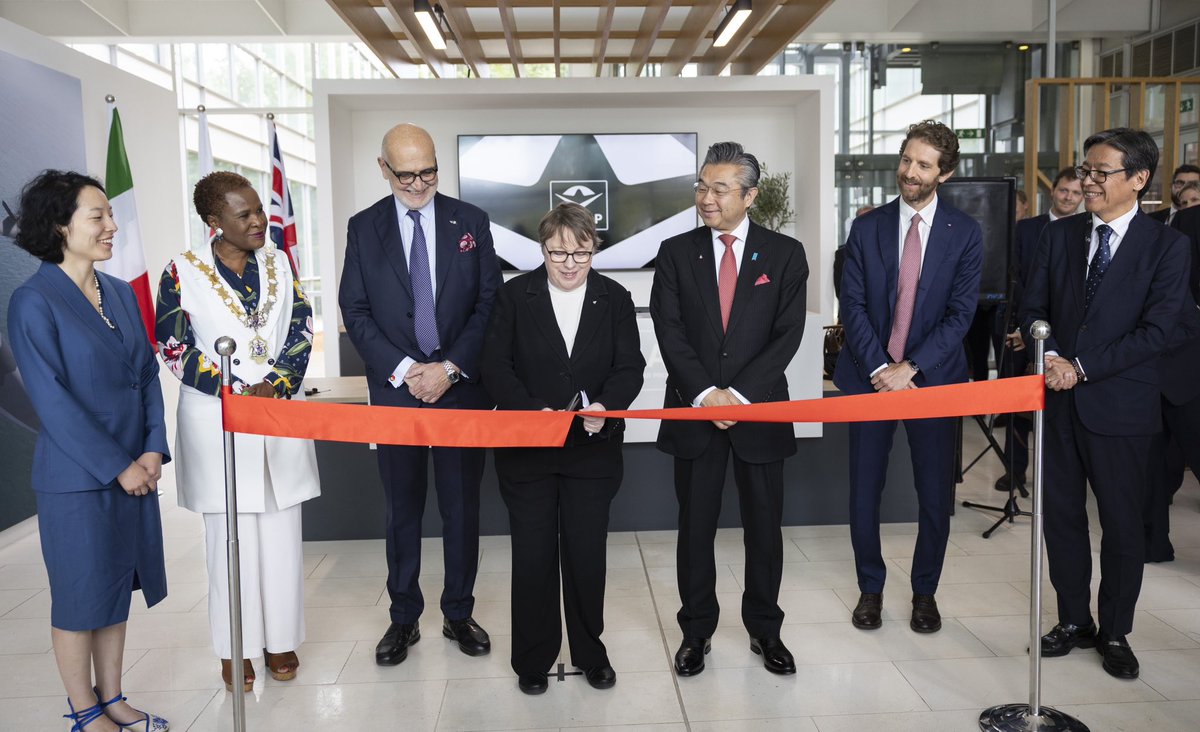 ItalyinUK's tweet photo. Italian Amb @InigoLND attended the ribbon-cutting ceremony of #GCAP International Government Organisation & JV Edgewing HQs in Reading—a key milestone for the strategic Italy-Japan-UK initiative. Italian Air Force staff contribute skills & experience! #JAIEC #Leonardo #BAESystems https://t.co/yQWvPdNTNT