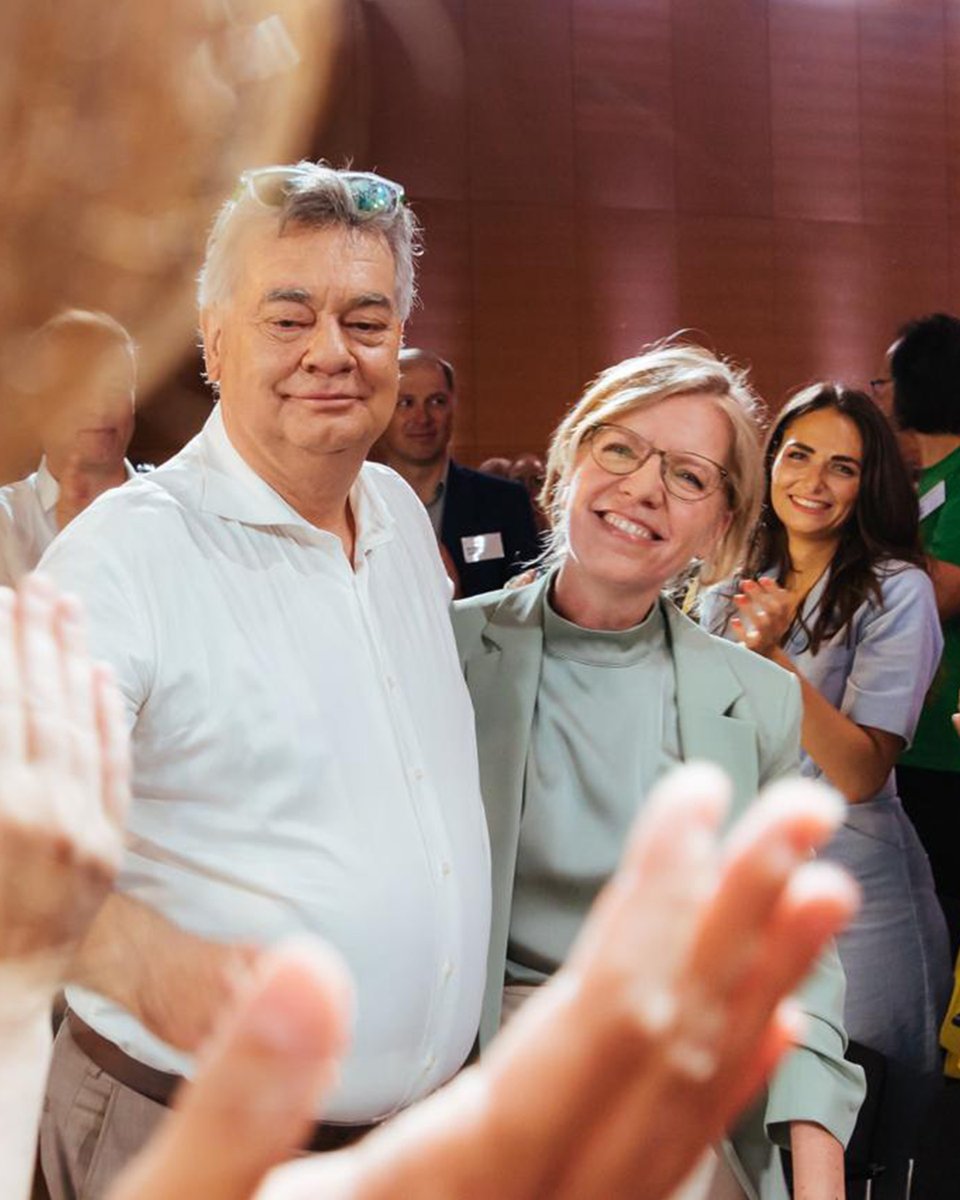 Liebe <a href="/lgewessler/">Leonore Gewessler</a>, mit überwältigender Zustimmung bist du zur Grünen Bundessprecherin gewählt worden – heute haben wir dich nun auch als Klubobfrau an die Spitze unserer Parlamentsfraktion gewählt. 1/3