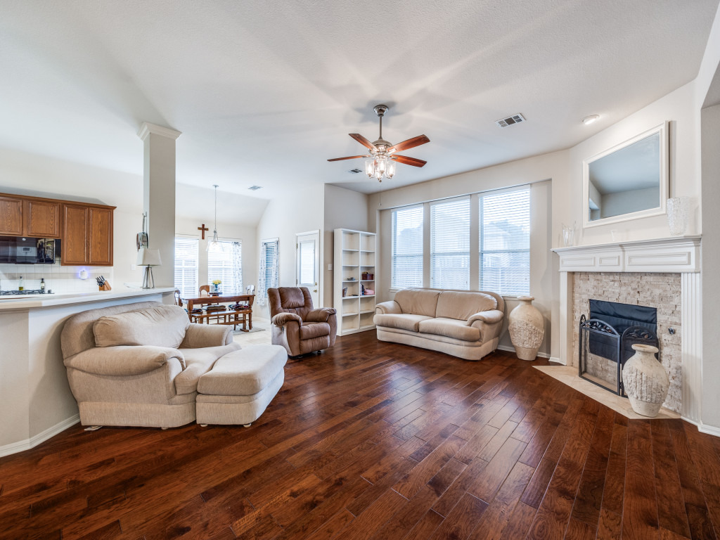 RealEstateCapt's tweet photo. https://t.co/VTC5524DWc 
I'm delighted to bring this 4-bd, 3-ba property in The Colony to market!         Click on the image or contact me directly if you have any questions or would like to learn more about the listing details.                  #newlisting #newlistings https://t.co/56s7DU46Hz