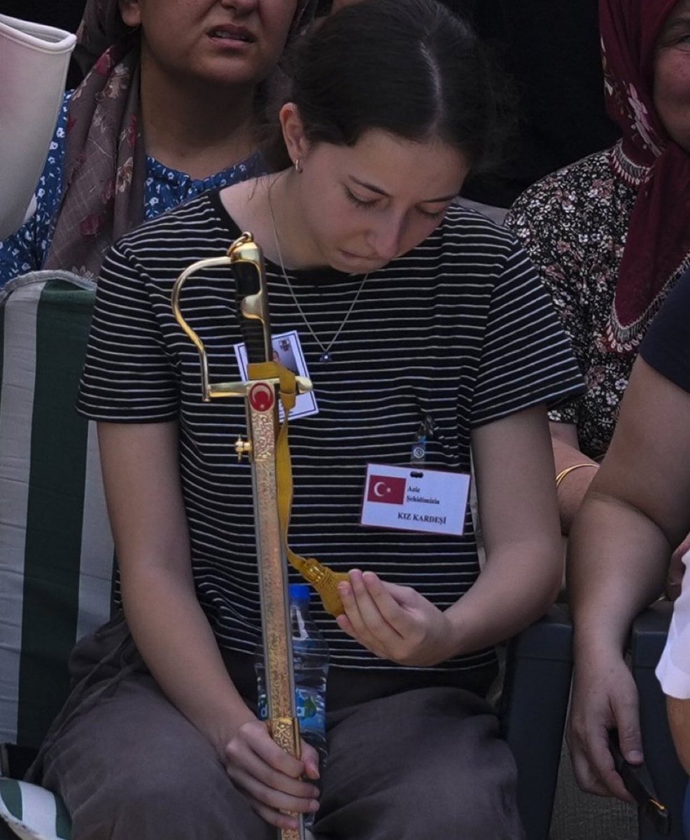Duabey'in kardeşi Miraçbey, Eril'in kardeşi Eren, Ramazan'ın kardeşi Yasemin ve Ege'nin kardeşi Bilge. Anafartalar Taburu 21 devresinin kayan yıldızları ve kardeşleri... Farklı anlar, aynı acılar.