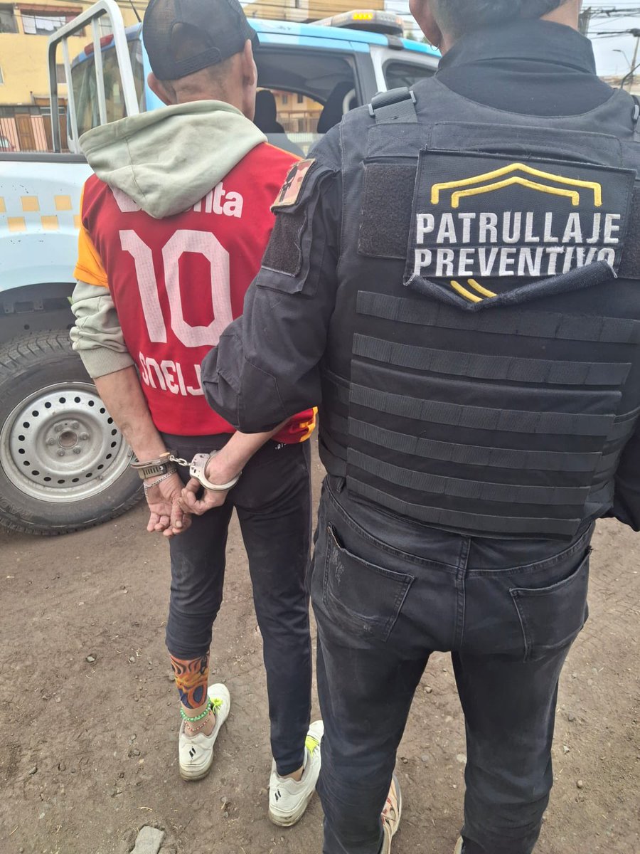 Carabineros Región de Arica y Parinacota (@carabarica) on Twitter photo Hombre que mantenía una orden de aprehensión vigente por el delito de porte de arma cortante o punzante, fue detenido por control preventivo de las patrullas mixtas de <a href="/CarabArica/">Carabineros Región de Arica y Parinacota</a> #OS14 y <a href="/MuniArica/">Municipalidad de Arica</a>. El sujeto quien permanecía en situación de calle, fue devuelto a la Justicia. Hombre que mantenía una orden de aprehensión vigente por el delito de porte de arma cortante o punzante, fue detenido por control preventivo de las patrullas mixtas de <a href="/CarabArica/">Carabineros Región de Arica y Parinacota</a> #OS14 y <a href="/MuniArica/">Municipalidad de Arica</a>. El sujeto quien permanecía en situación de calle, fue devuelto a la Justicia.
